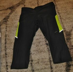 Nike dri fit Capri size small women’s pants